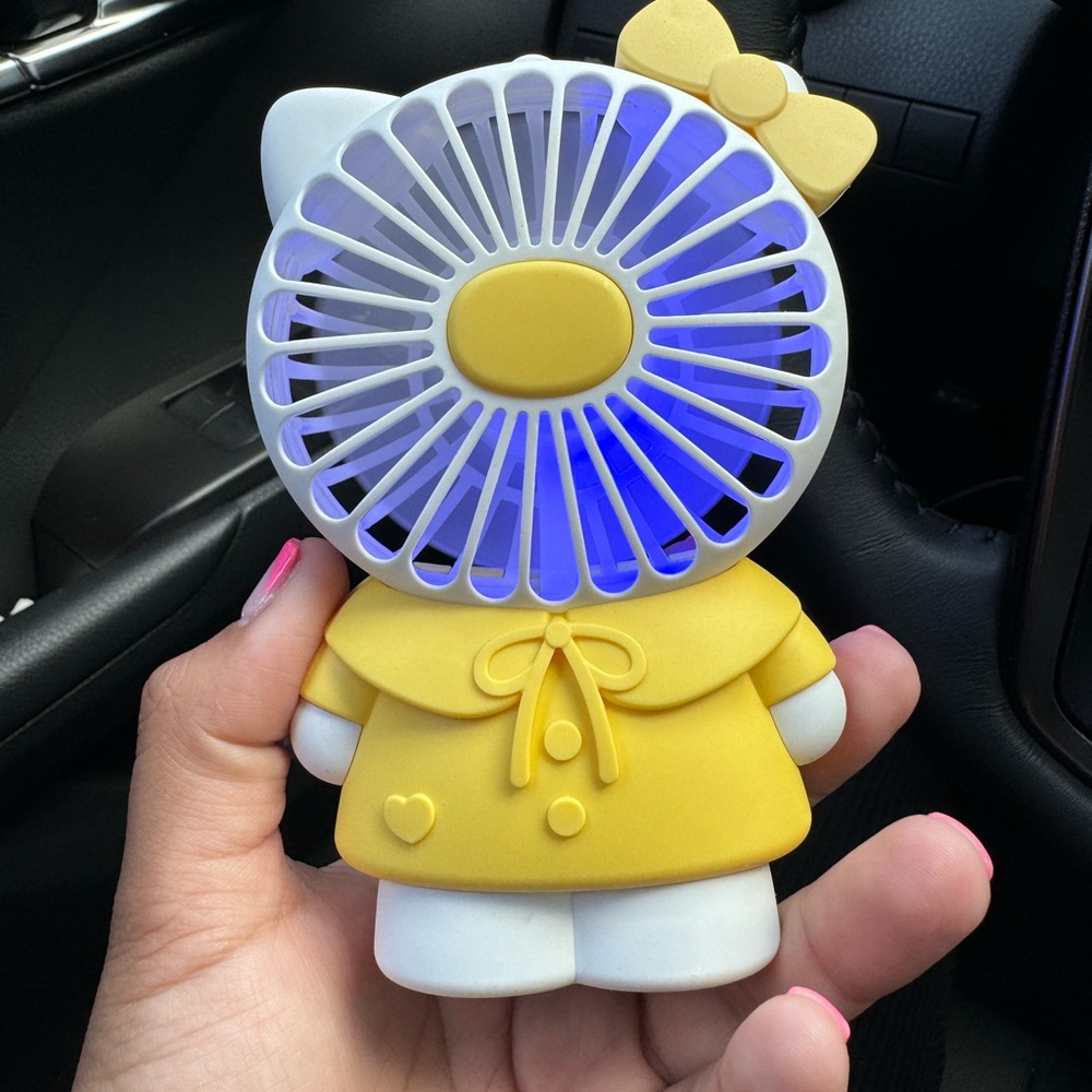 Hello kitty fan + lights up